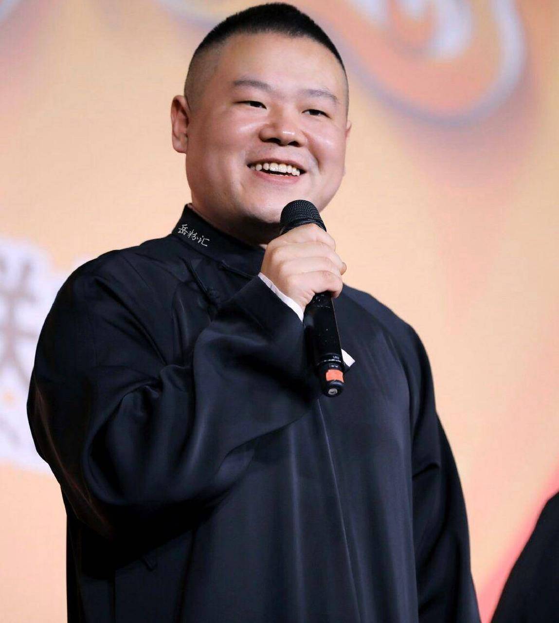 岳云鹏喜欢王菲多年,王菲知道后便托人问他要不要加微信,不曾想岳云鹏