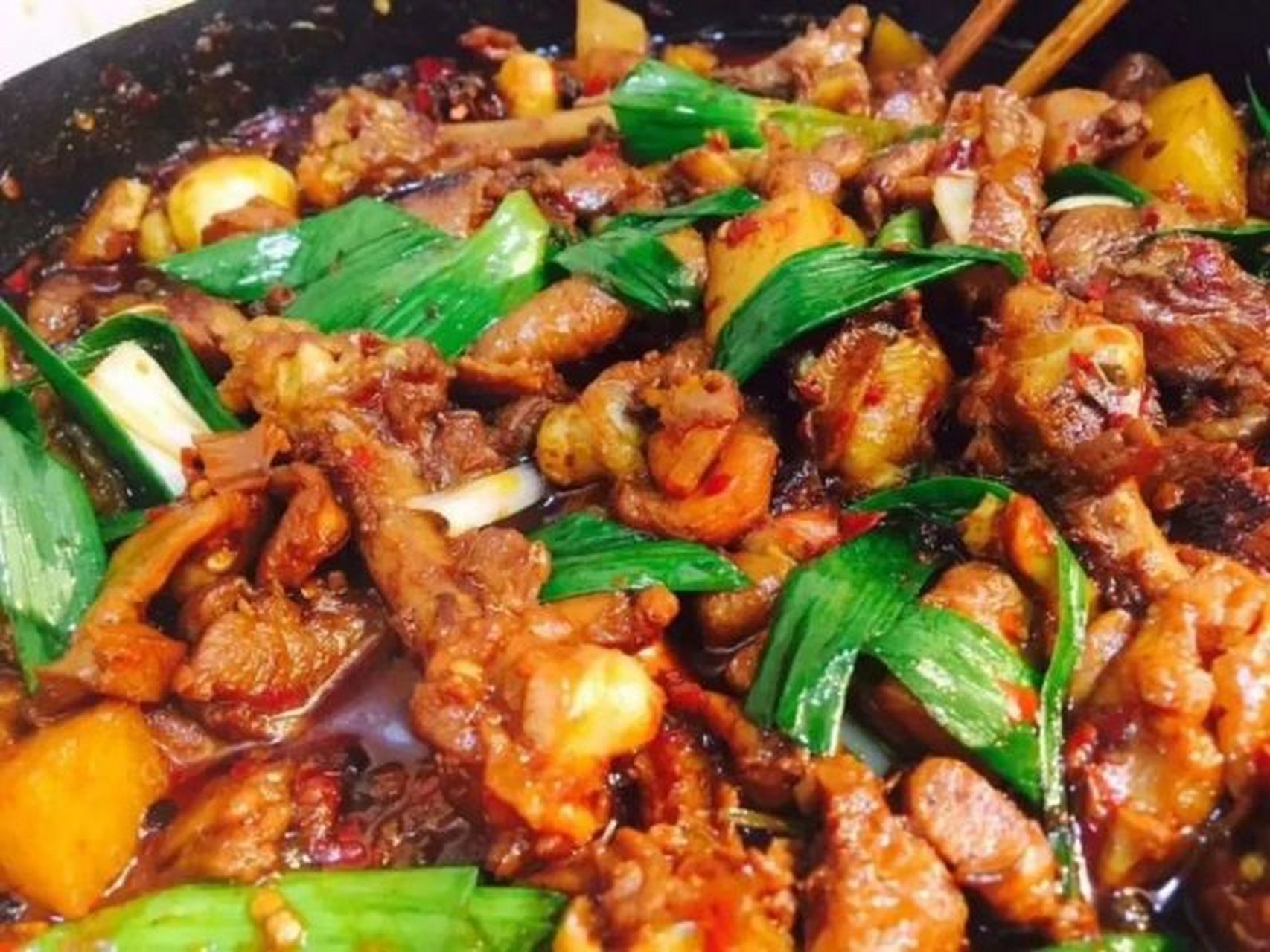 息烽阳朗辣子鸡,精选优质鸡肉,过油加调料炒至焦黄,加水焖煮牢牢锁住