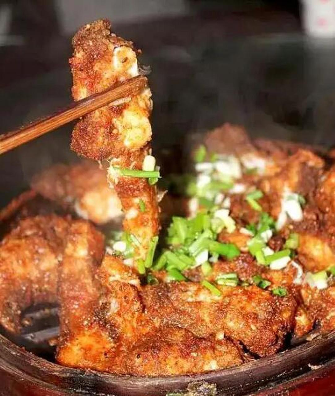 石梯蒸鱼是四川达州当地特色菜,石梯是个地名,蒸鱼很有特色,鲜活的鱼