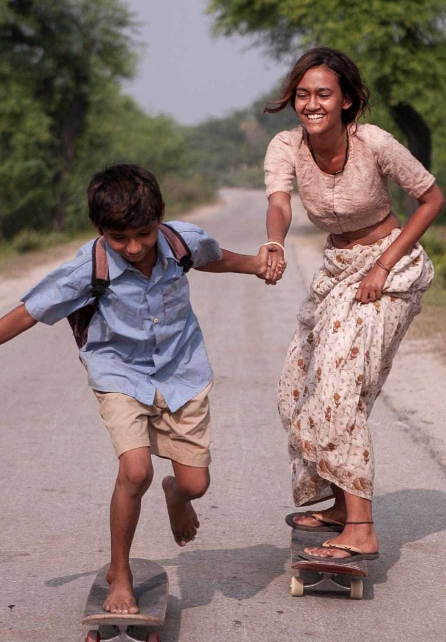 印度电影《滑板女孩》是一部很平实的励志电影,其实单看影片名已大概