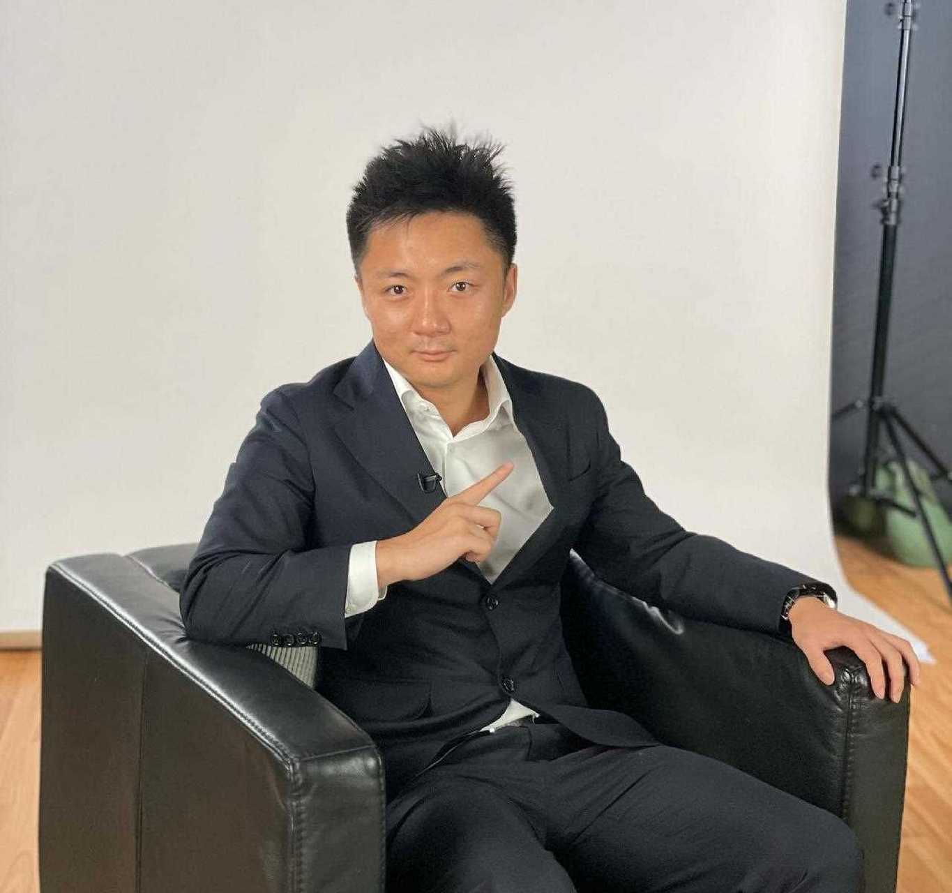 香港富豪钟培生的生活照,他果然是很受女生欢迎