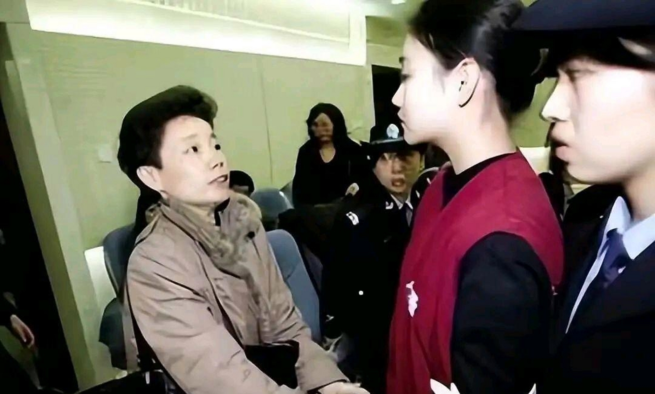 2006年,北京女孩张笑因诈骗罪被判入狱10年.