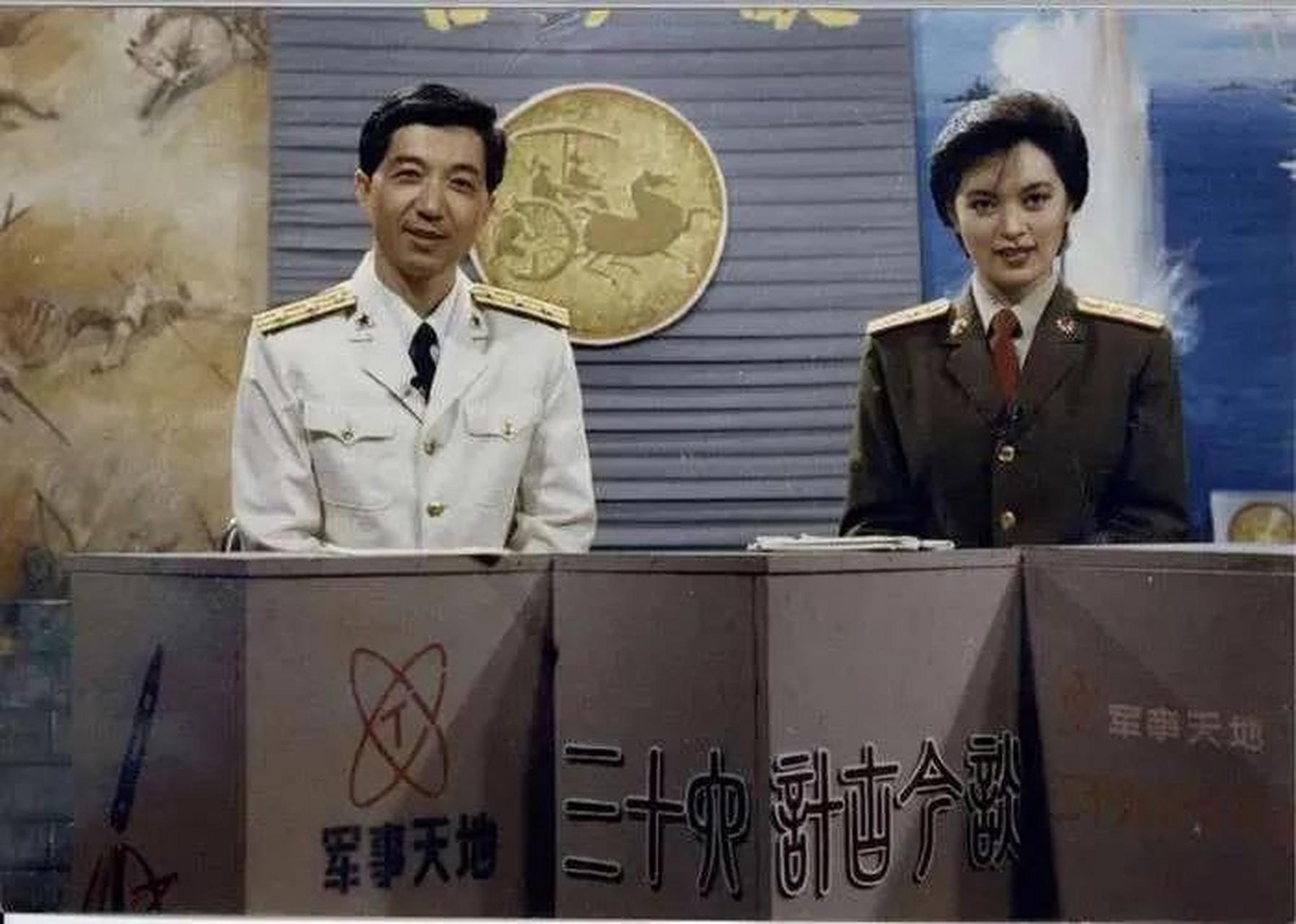1992年,当时还年轻的"局座"张召忠搭档一位女主持人一起主持了一档