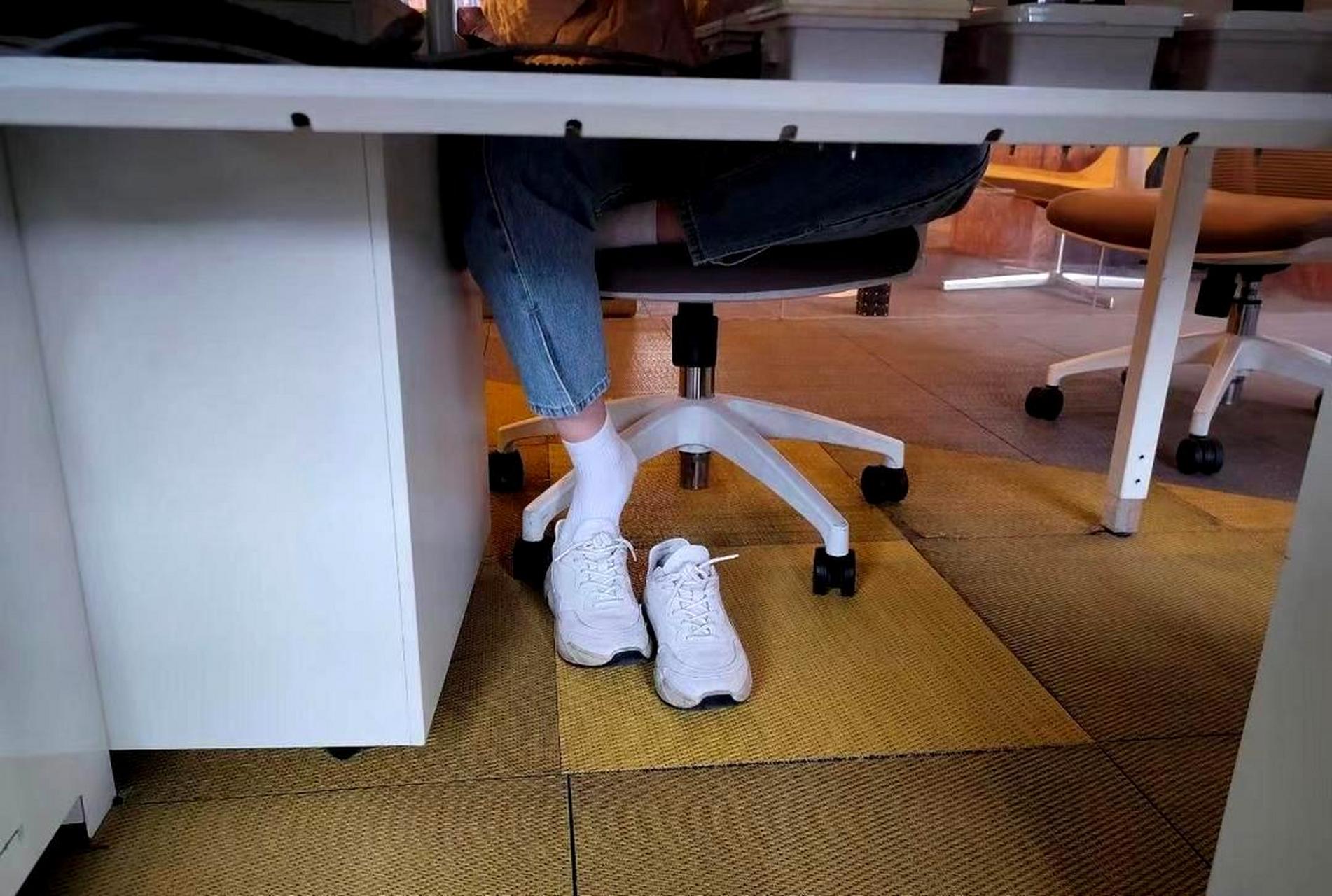 如何处理女同事上班常脱鞋,臭味扑鼻的问题?