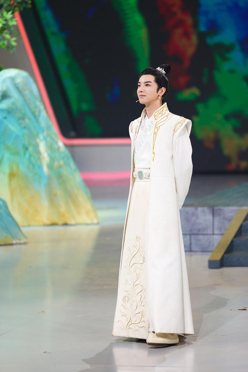 【歌手华晨宇:白底金色花纹宋制汉服 华晨宇最新造型好有贵族公子的