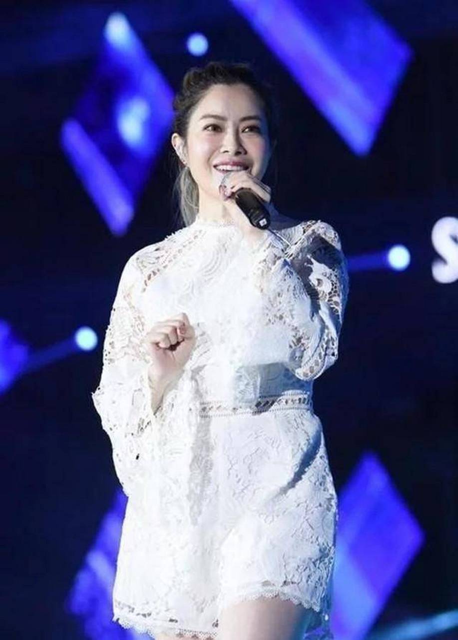 徐怀钰状态回来了,划水后表现惊艳全场,近日徐怀钰新的舞台训练中的