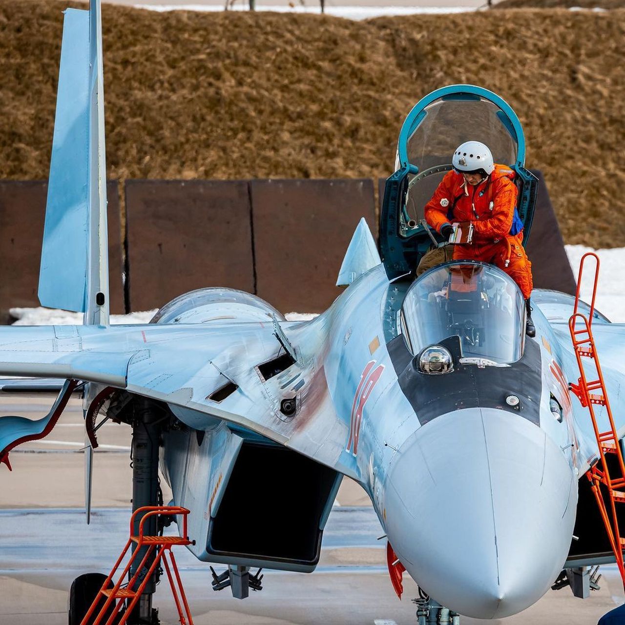 俄罗斯空天军苏-35多用途战斗机,俄罗斯摄影师这张构图大家怎么看?