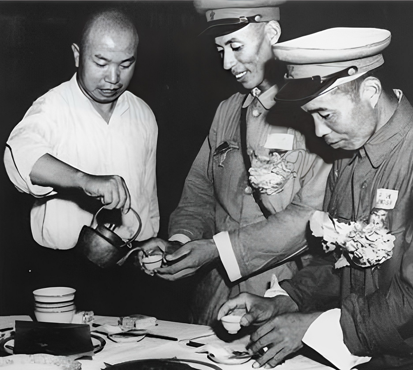 1952年,王树声去一家商店巡视,店员悄悄躲在货架后面,王树声大吃一惊