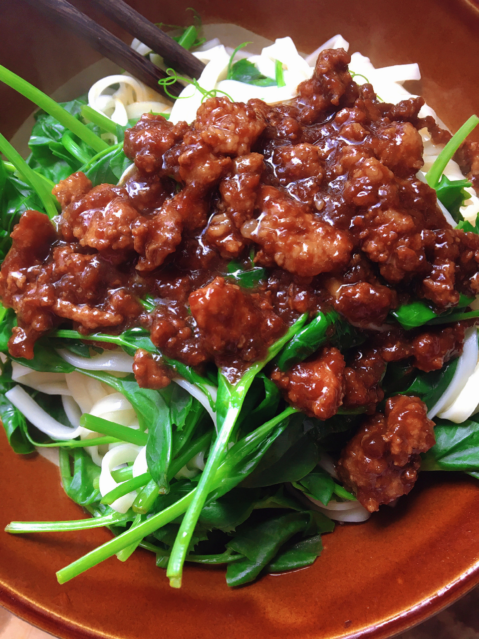 重庆杂酱面,干溜杂酱面 韭菜叶面条干拌真的很不错,韭菜叶指的是面的