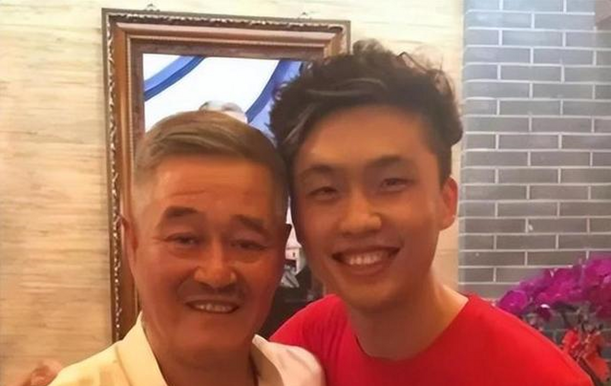 他的母亲是著名的二人转演员李淑静,她是东北著名的二人转演员,她的