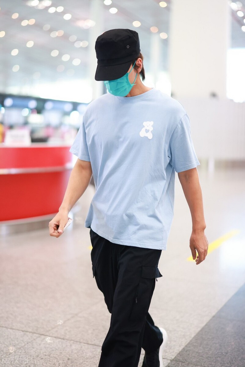 言承旭现身北京机场,他穿了一款蓝色t恤,下身搭配黑色裤子,身材特别健