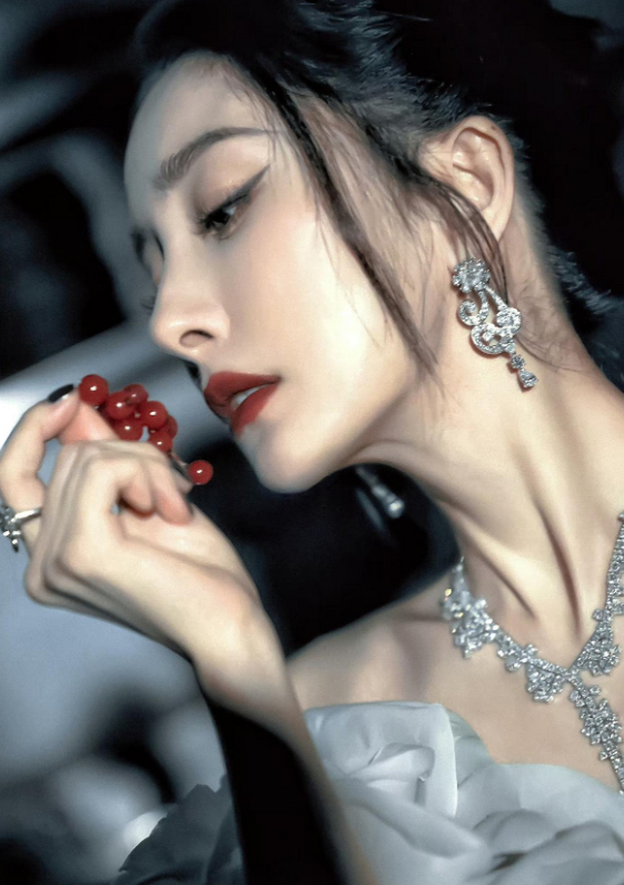 杨幂黑色礼服也太好看了吧