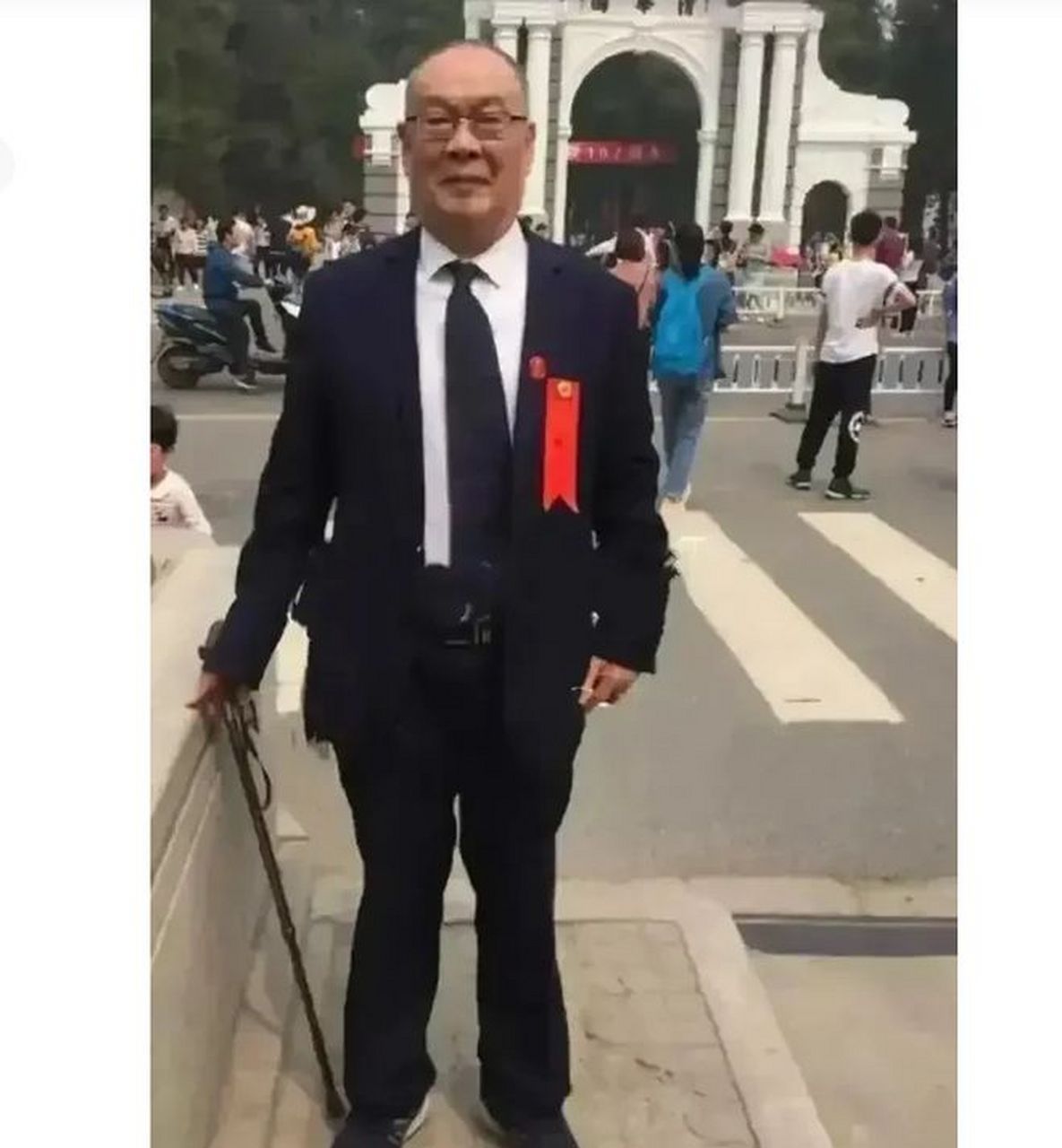 蒯大富出席母校清华大学百年校庆,留下了在校门口的合影.