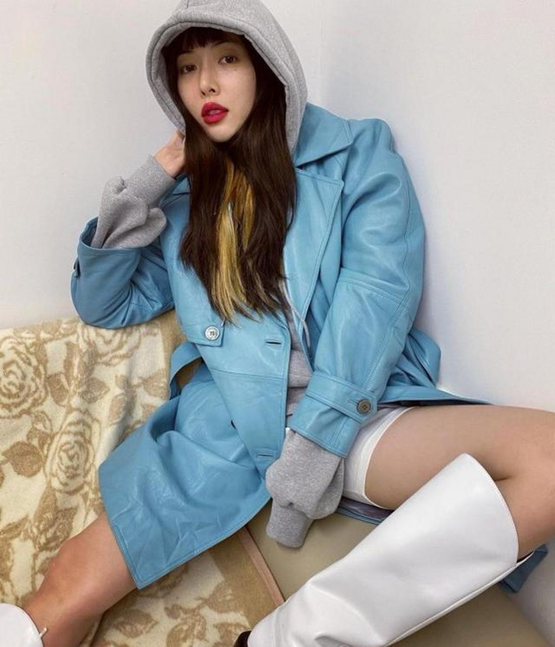 金泫雅穿长靴在沙发上拍照,当看到她的腿:像"竹竿"一样