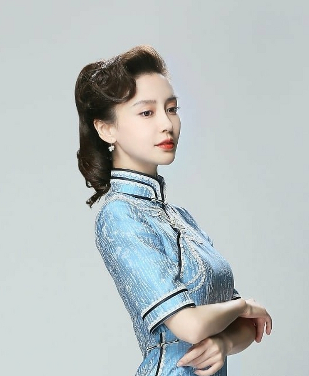 优质作者榜# 高贵优雅,妩媚动人的#杨颖# 身穿水蓝色旗袍,尽显窈窕