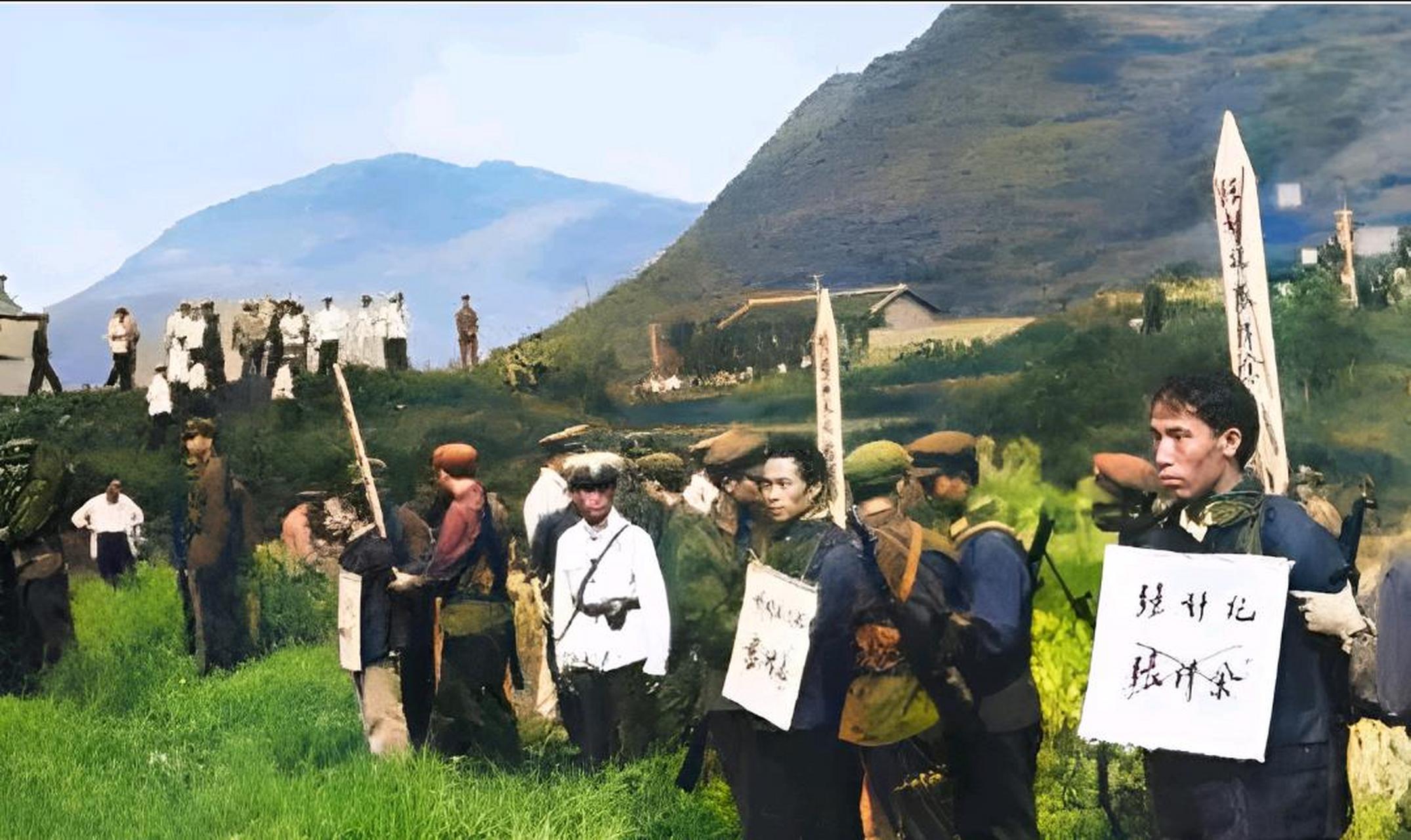 1980年代,郊外刑场,几名被集体被枪决的死刑犯,画面中的死刑犯此时