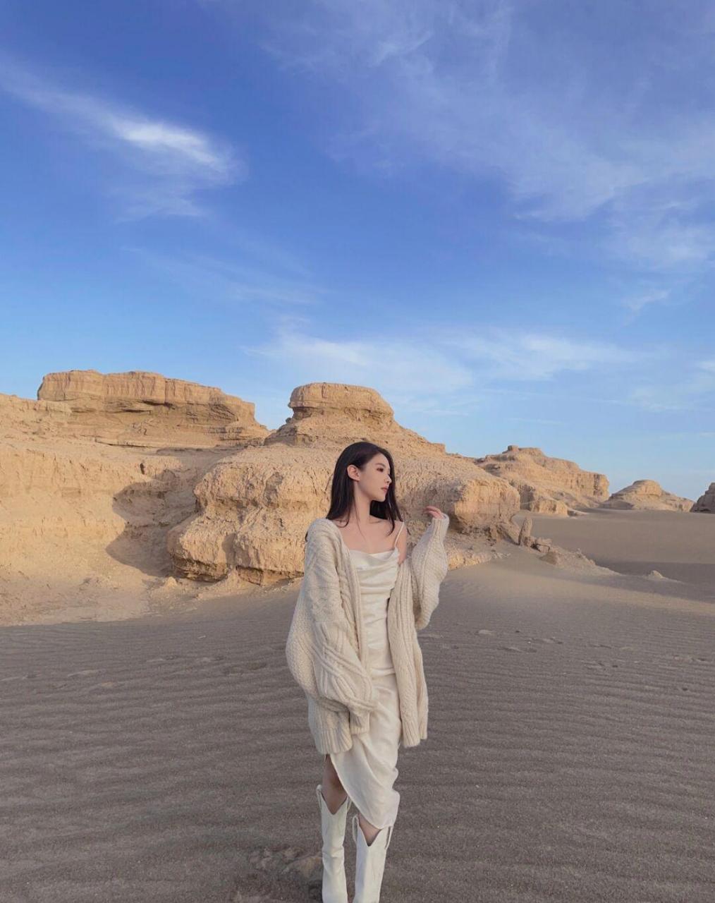 沙漠里遇到美女,吊带裙配长靴,时尚感满满
