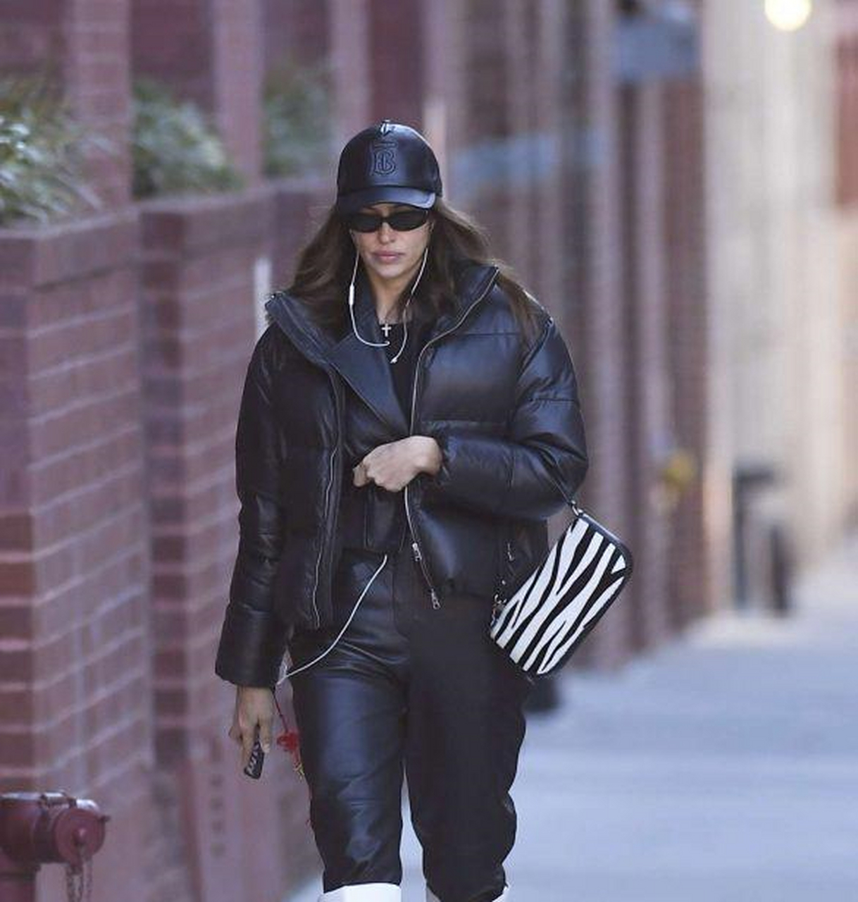 艾米丽皮衣拉风,凯特·米德尔顿大衣优雅|欧美街拍[浮云]