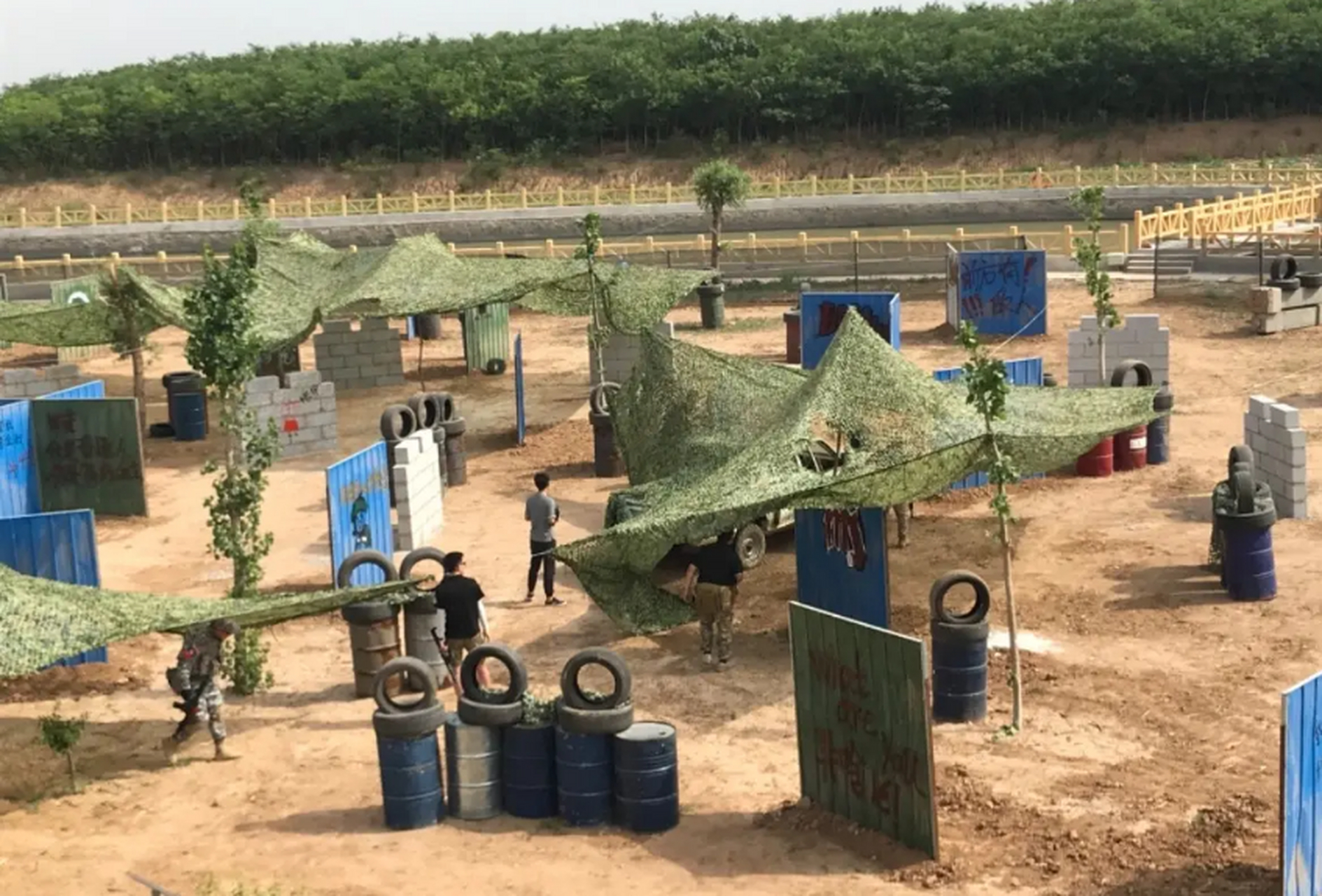 真人cs对抗是一项集运动与游戏于一体,紧张刺激的绿色野战活动,受到