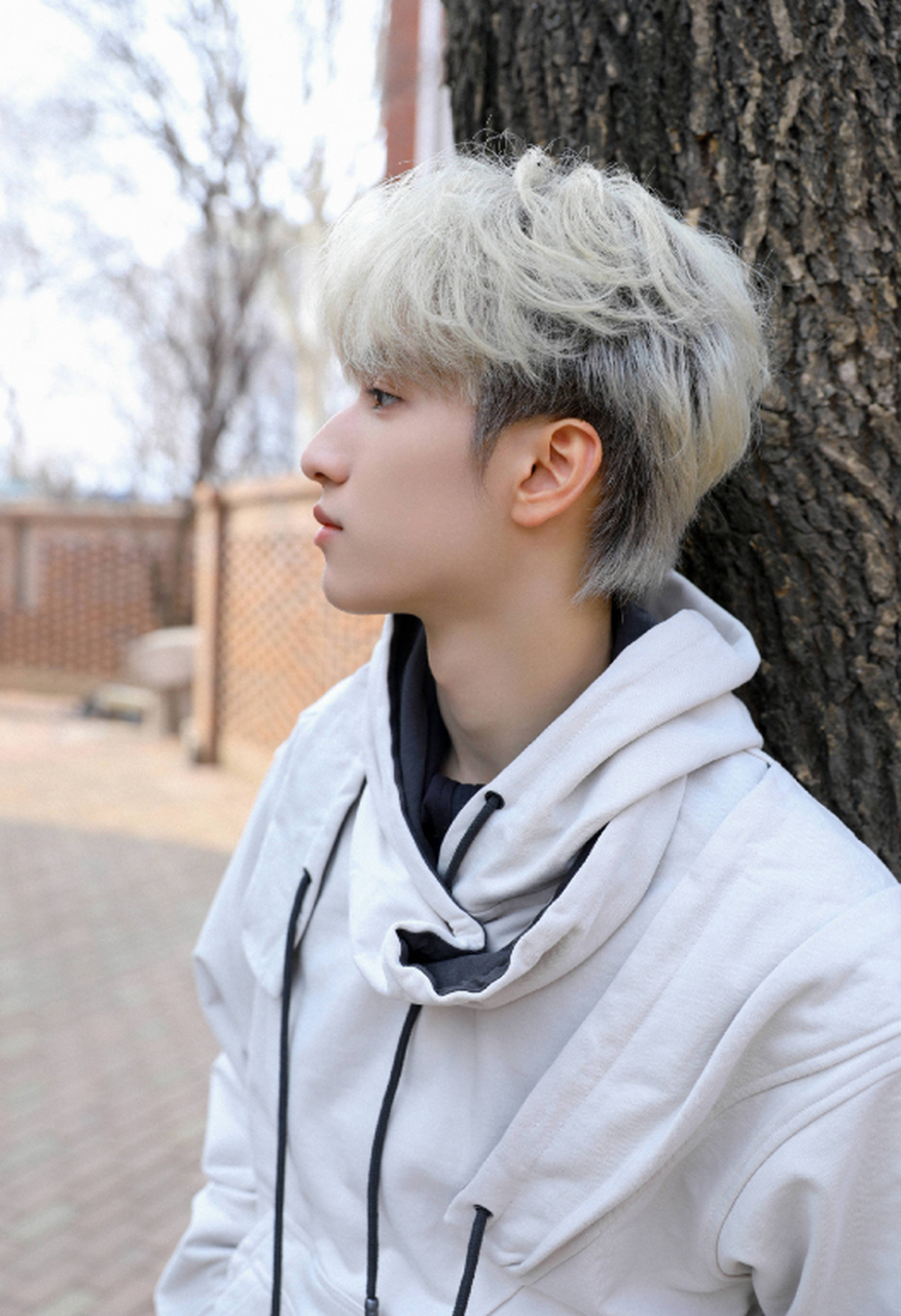 爱豆就该染发!银色限定严浩翔帅出天际了,下一个发色会是什么呢?