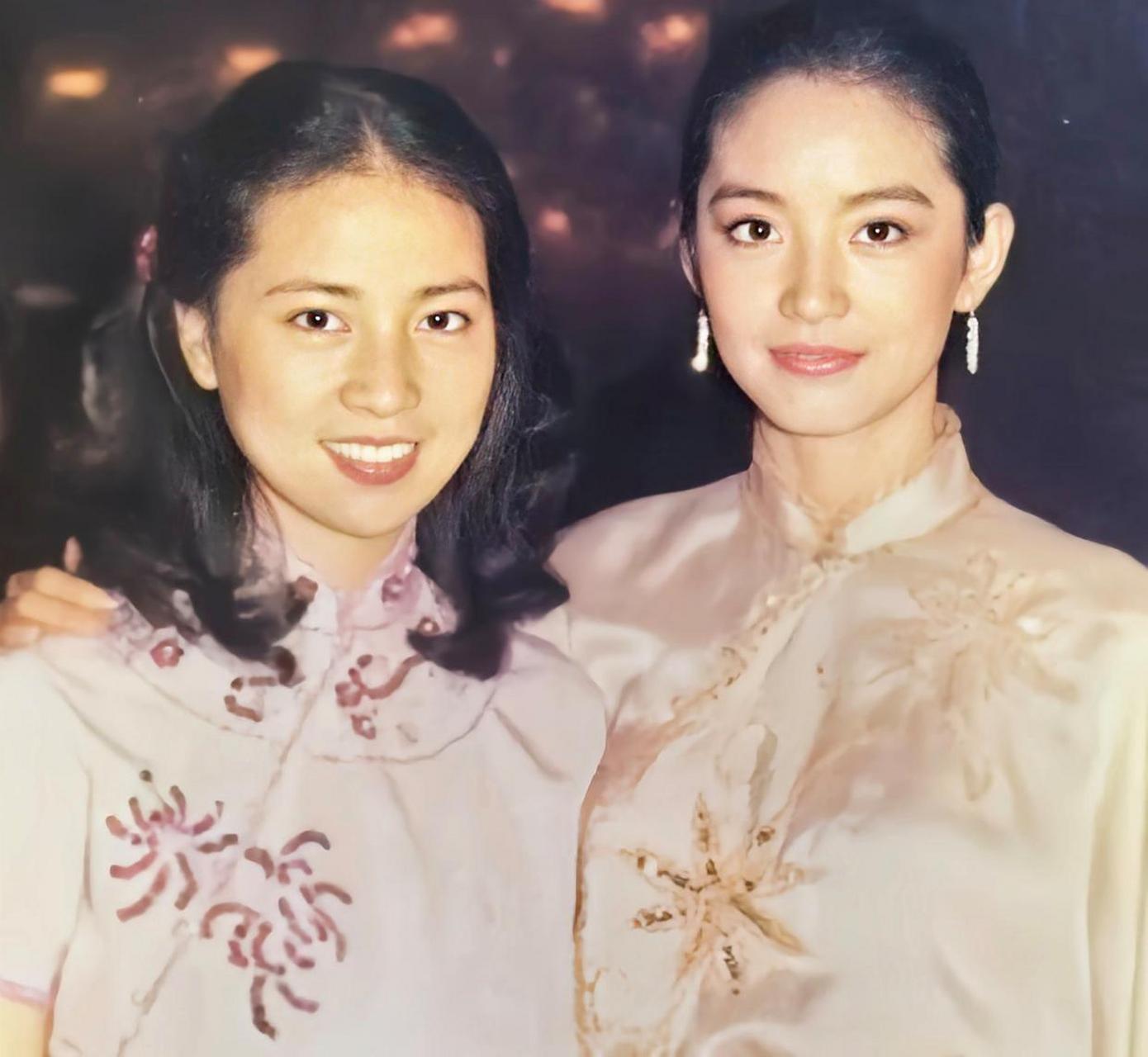 图为年轻的林青霞和林凤娇身着旗袍陪伴邵逸夫出席活动.