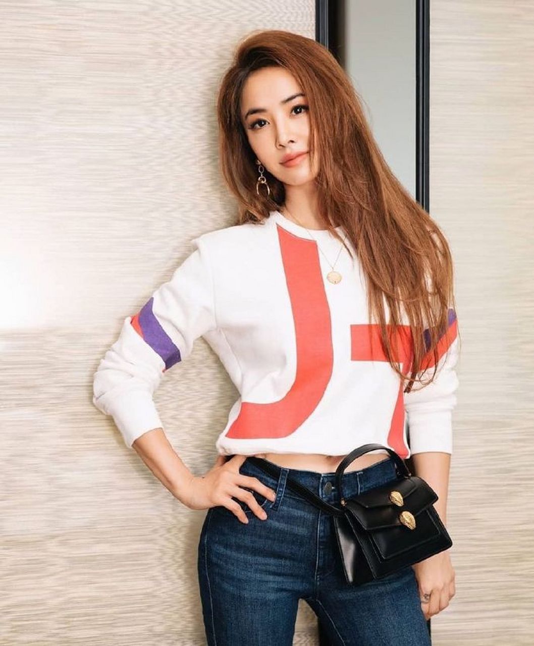 蔡依林作为华语流行乐坛天后,以其独特的音乐风格和多变形象深受