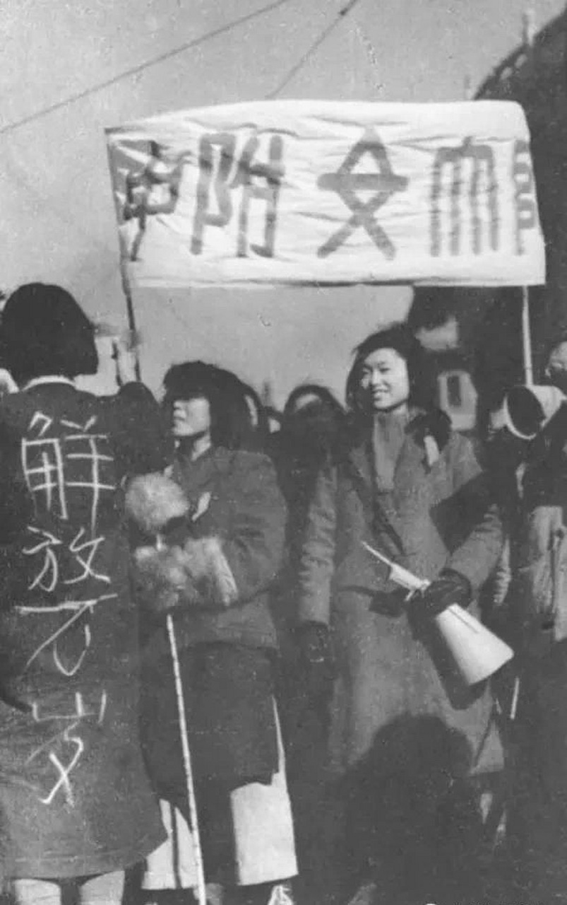 1949年,庆祝解放的北平女学生.