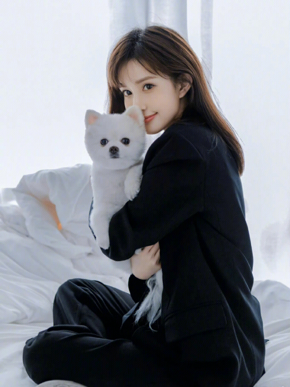 星闻#  孟子义居家休闲写真, 人漂亮,狗狗也很可爱! #孟子义