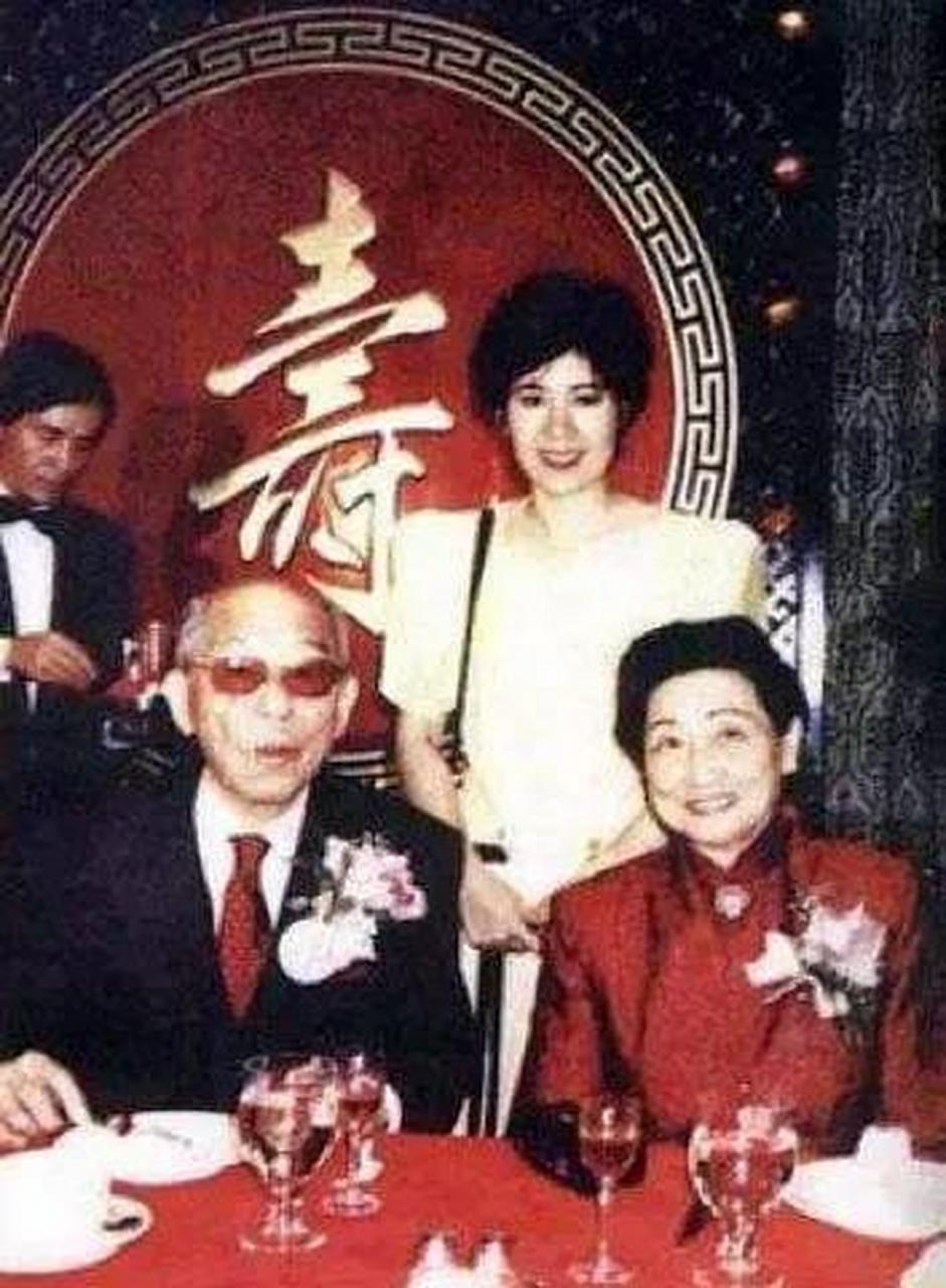 1990年6月1日,以"总统府资政"张群为首的80位友人在台北圆山饭店为