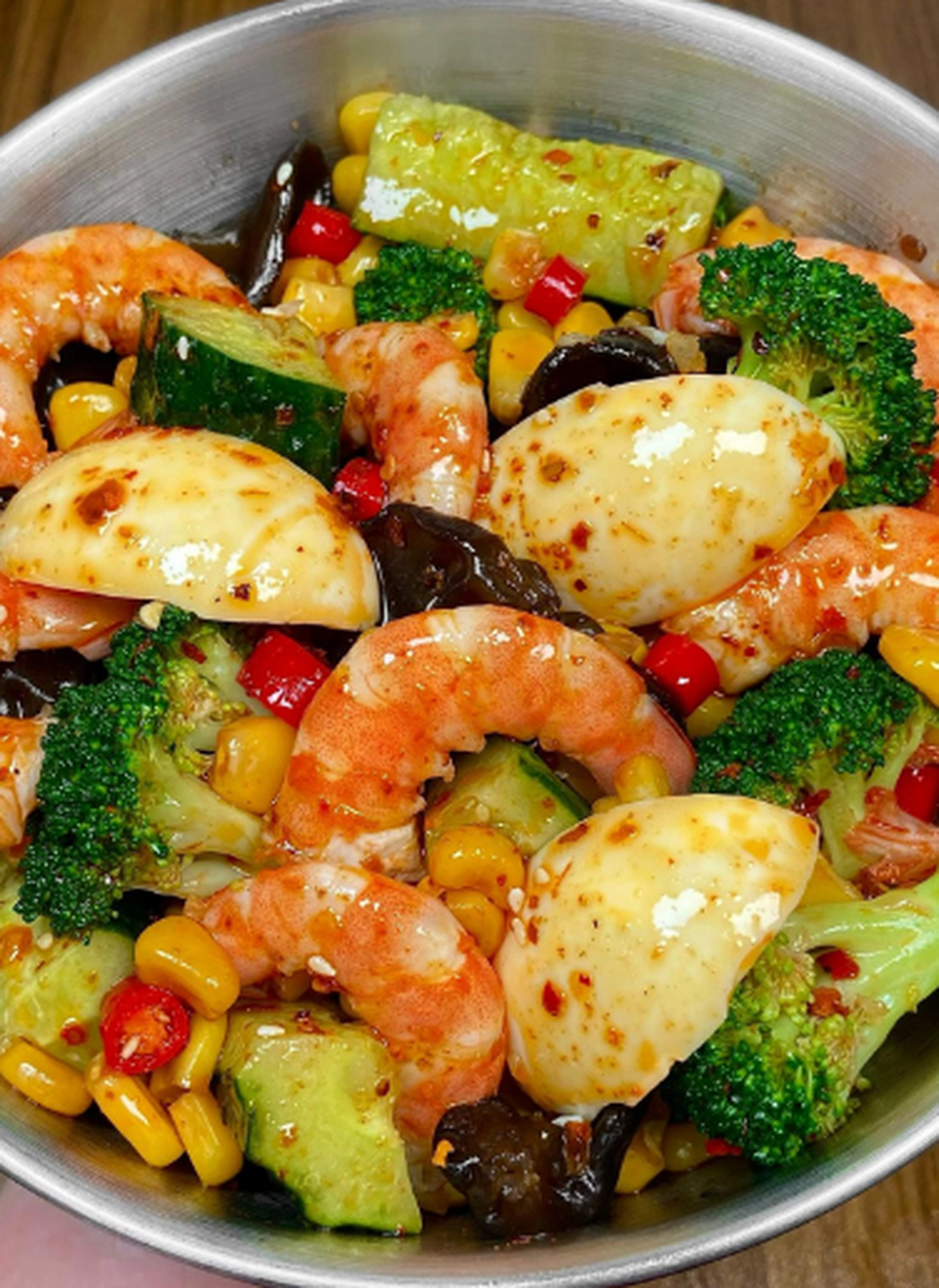 今天分享这个西兰花拌虾仁!真的好香呐!