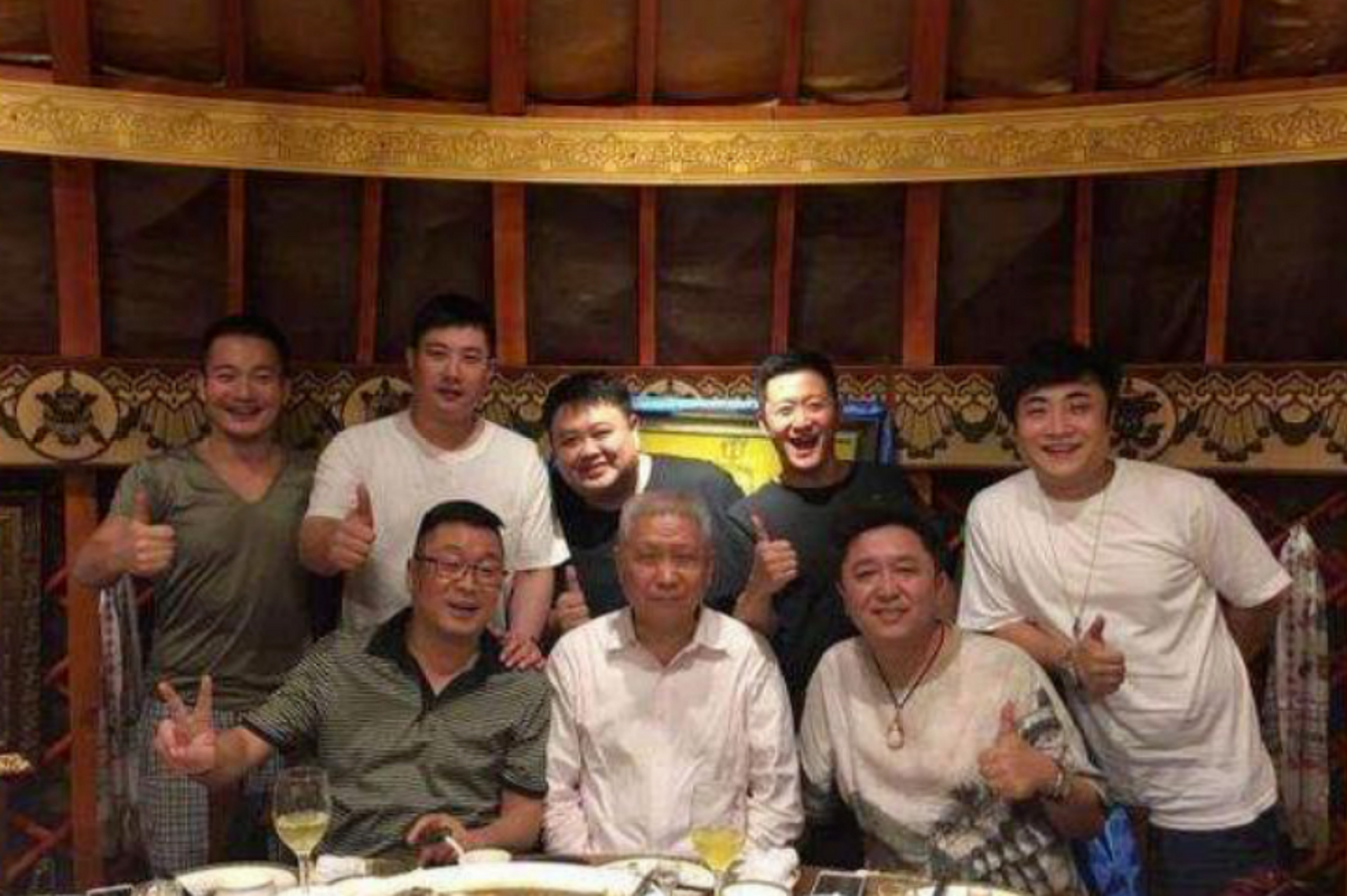 一次,鲁豫问于谦:"平时聚餐,你会喊郭德纲一起吗?