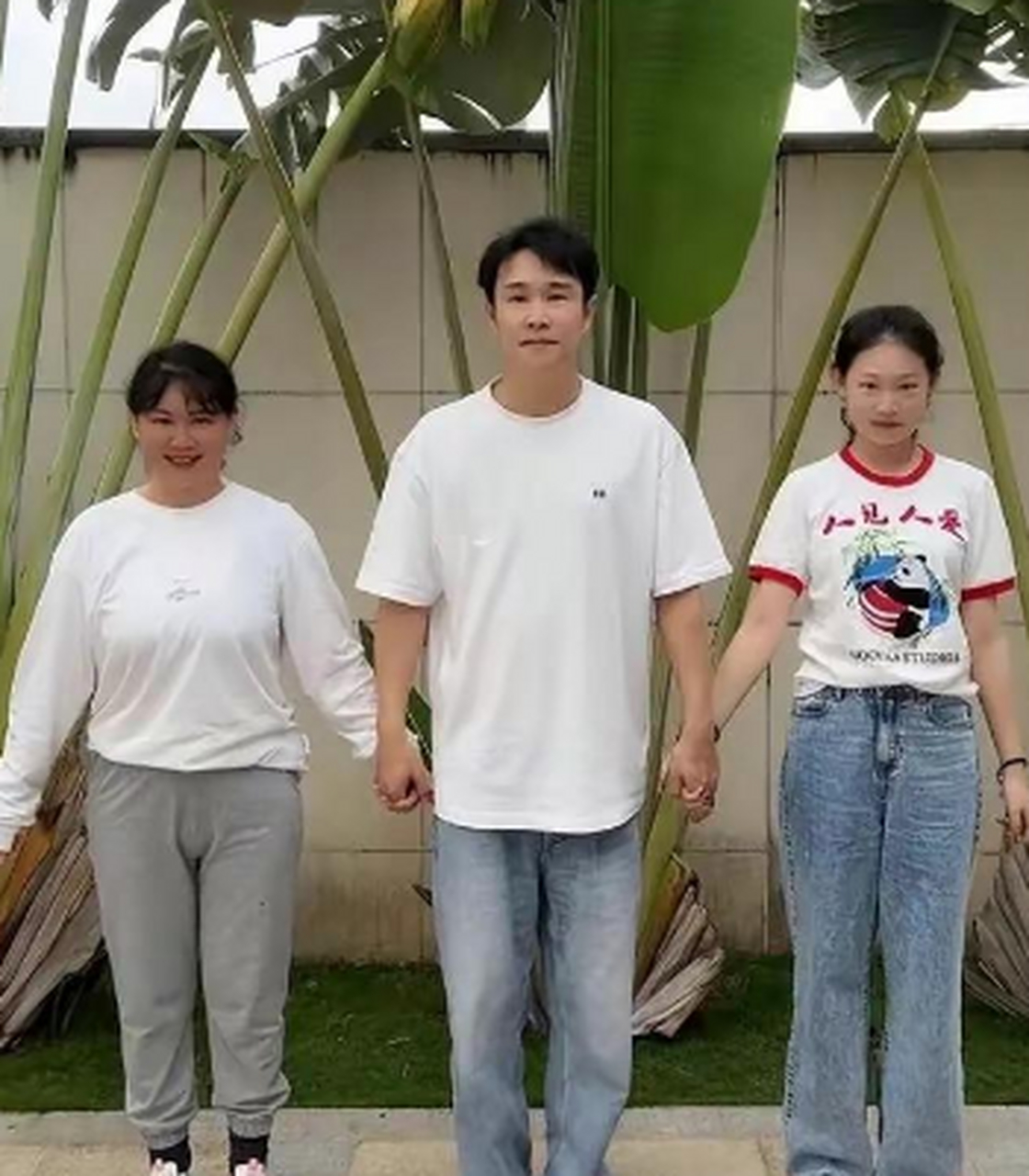 小沈阳一家三口也太欢乐了吧,在小沈阳的带领下,一家三口扭秧歌,欢乐