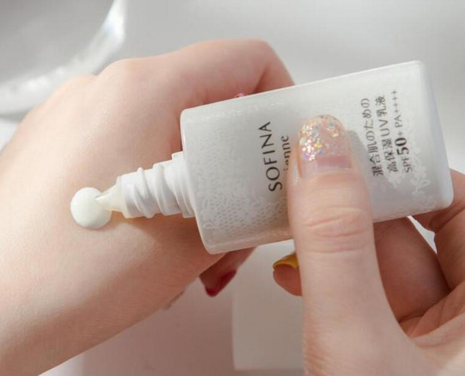 sofina白蕾丝防晒 这也是一款防晒和乳液二合一,化妆水后可直接使用