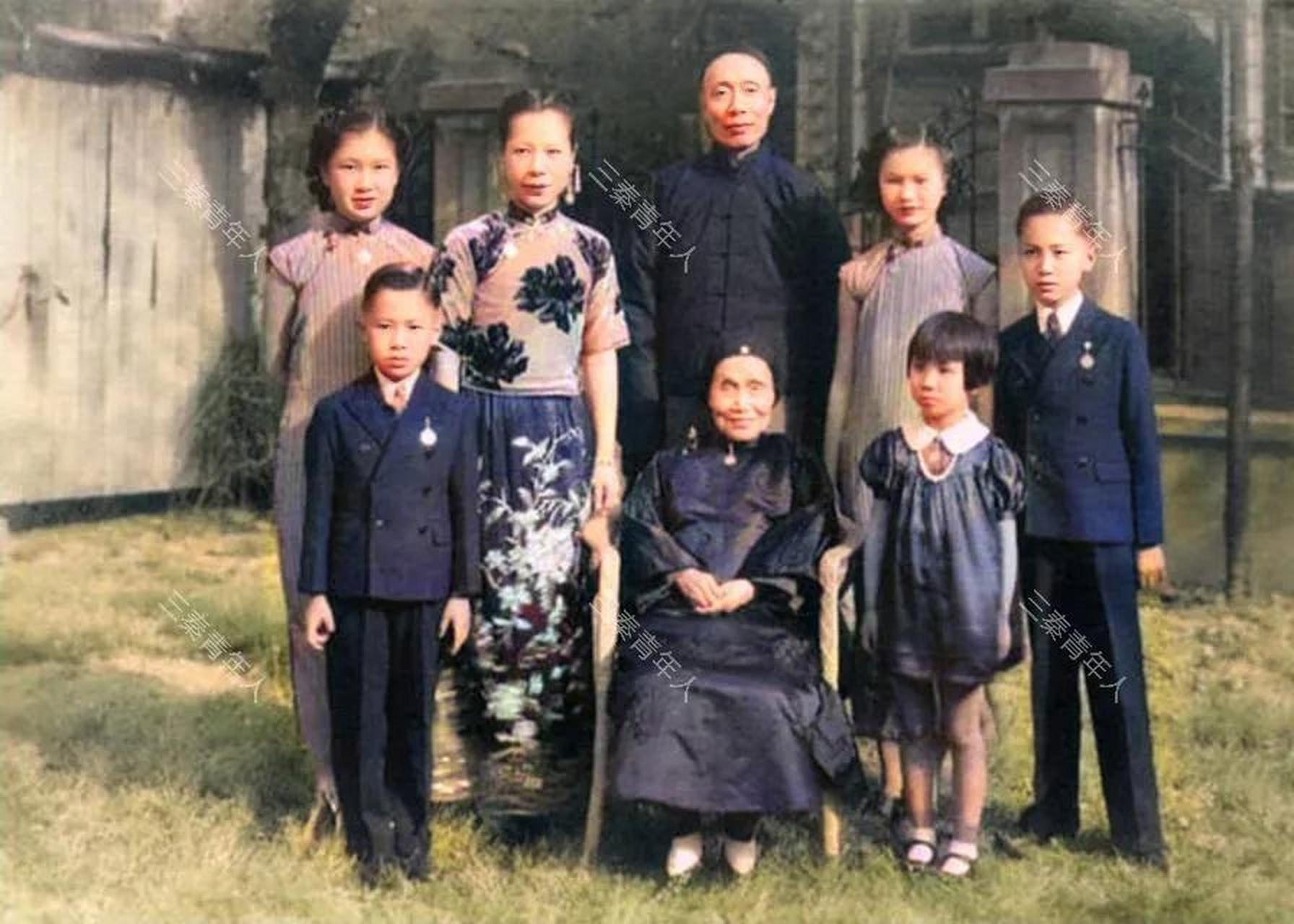 在曾国藩家族中,曾纪芬是一位备受尊敬的女性,尽管在她年老的照片中