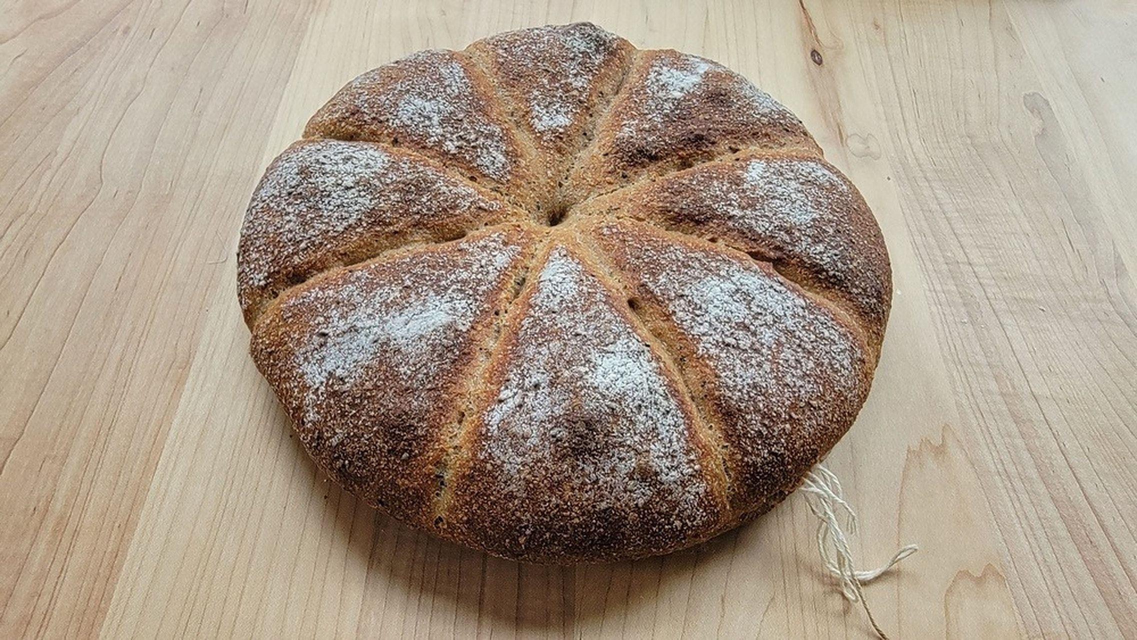 这些面包是大的圆形酸面囊,分为八个部分,面囊的中心有一个洞.