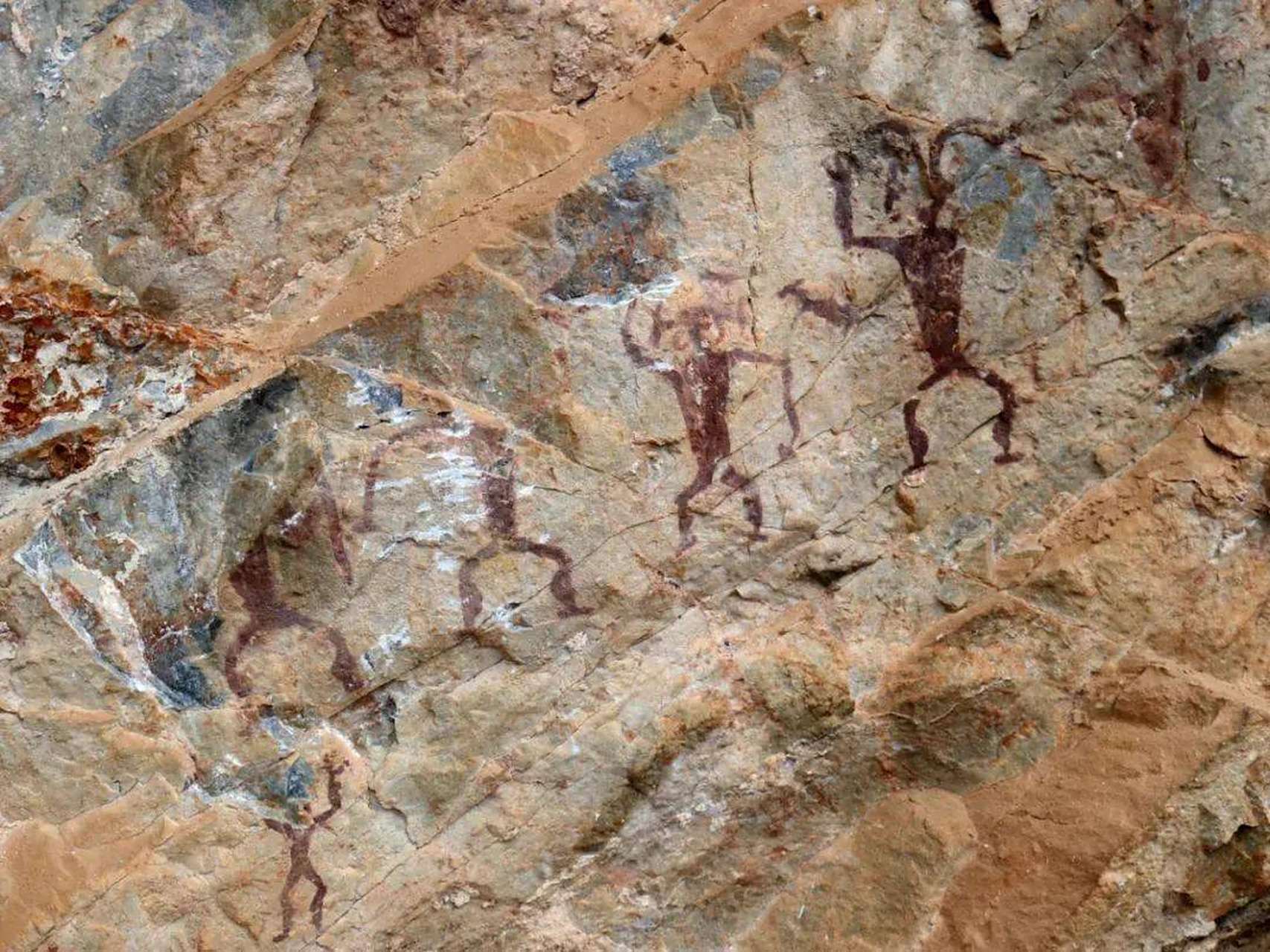 在我国的原始社会时期,最先都是以母系氏族结成亲族体系的,女性在氏族