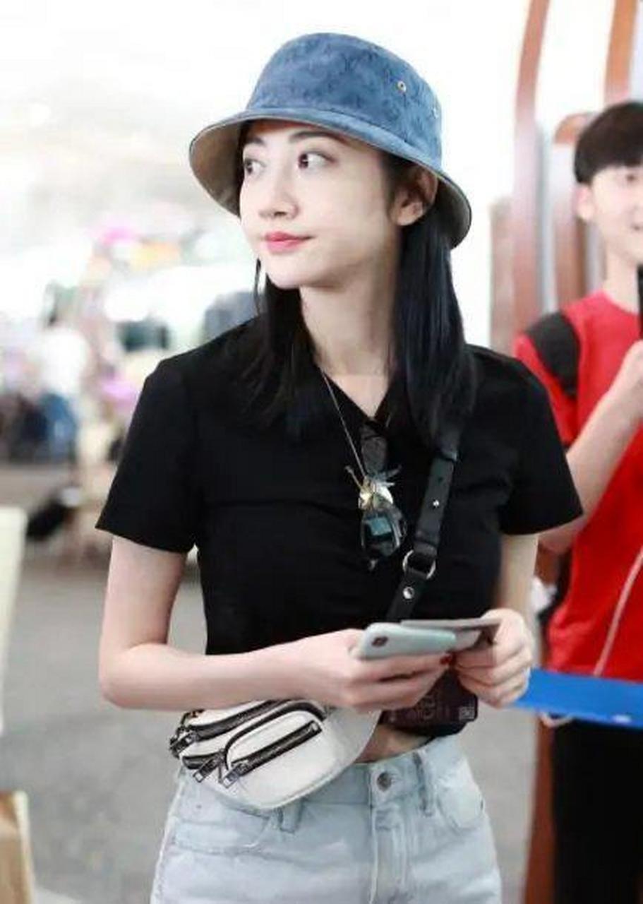 景甜火了就是不一样,黑色的紧身短款t恤搭配浅蓝色牛仔短裤,清爽自然