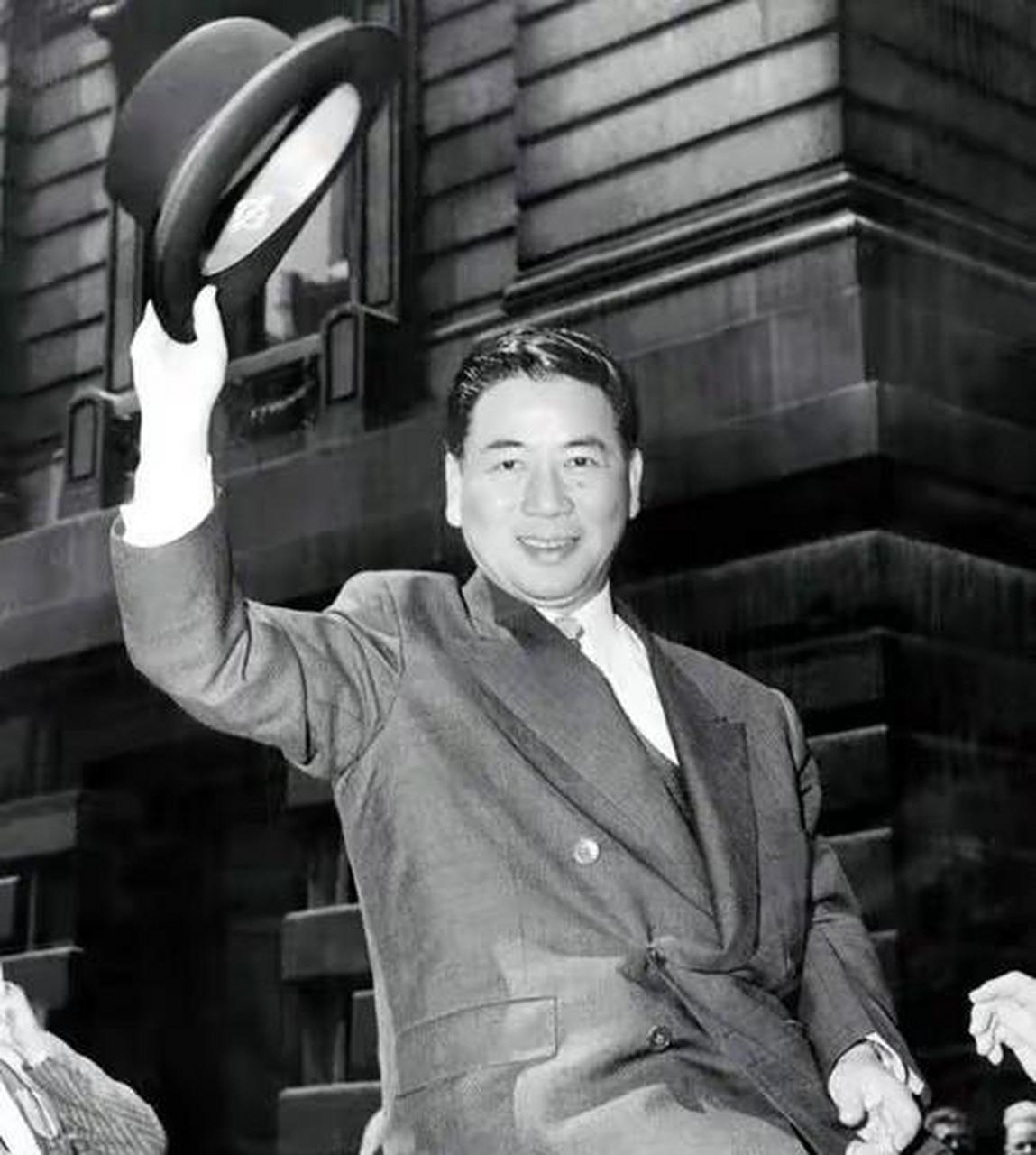 1963年,遇害身亡的越南总统,吴廷琰的一张罕见老照片,当时他的双手被