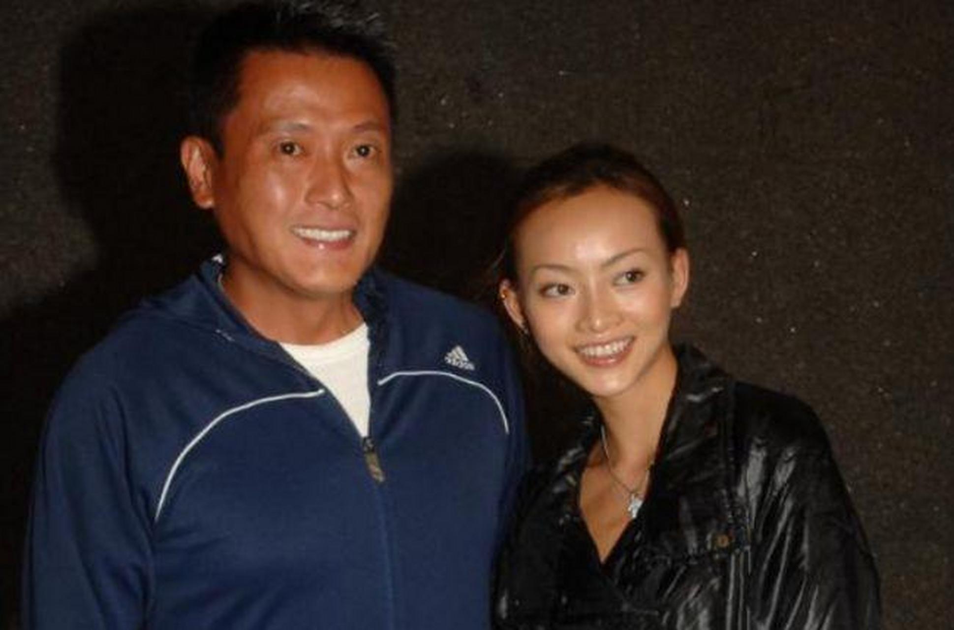 三年前(2020年初),港星魏骏杰迎来人生黑暗时刻,小20岁的张利华不但自