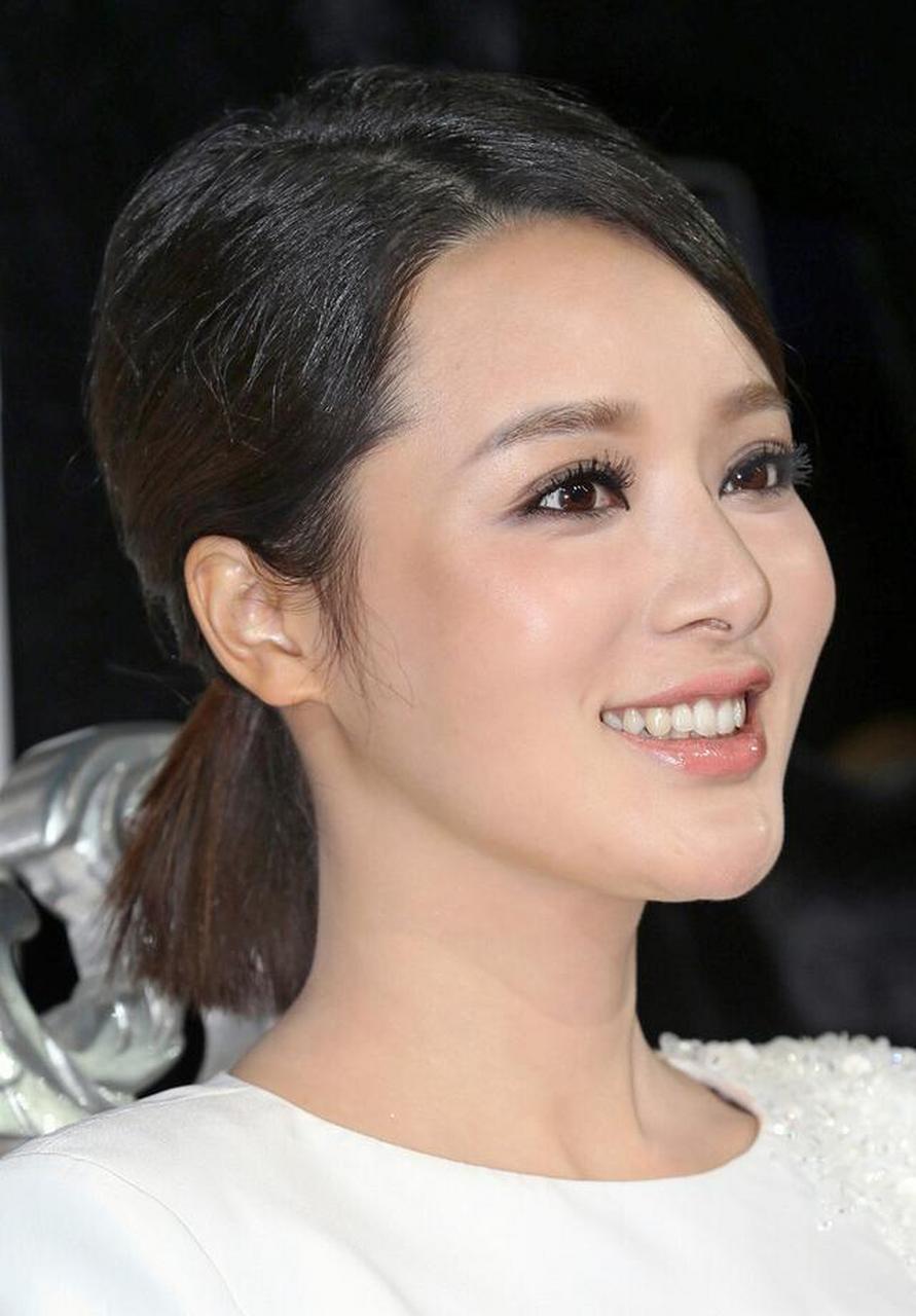 摄影央视主持人首席出镜记者胡蝶:东家蝴蝶西家飞白骑少年今日归