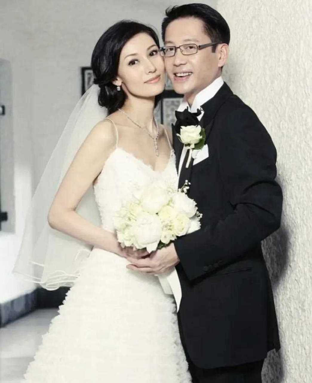 许晋亨和两任妻子的合影,谁是真爱一眼就看出来了,爱与不爱是真的很