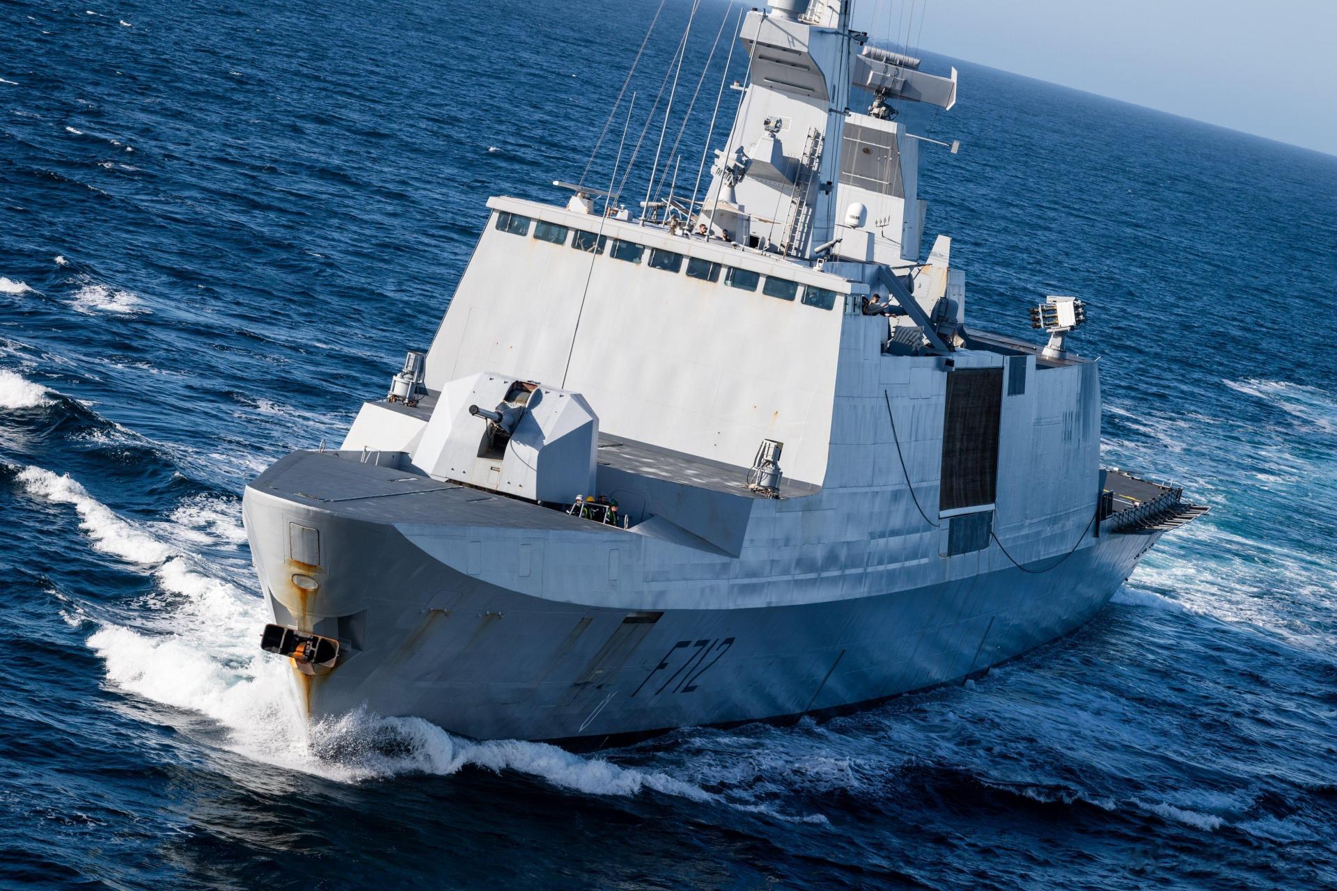 法国海军f-712 courbet号护卫舰为拉斐特级三号舰,已完成中期改装.