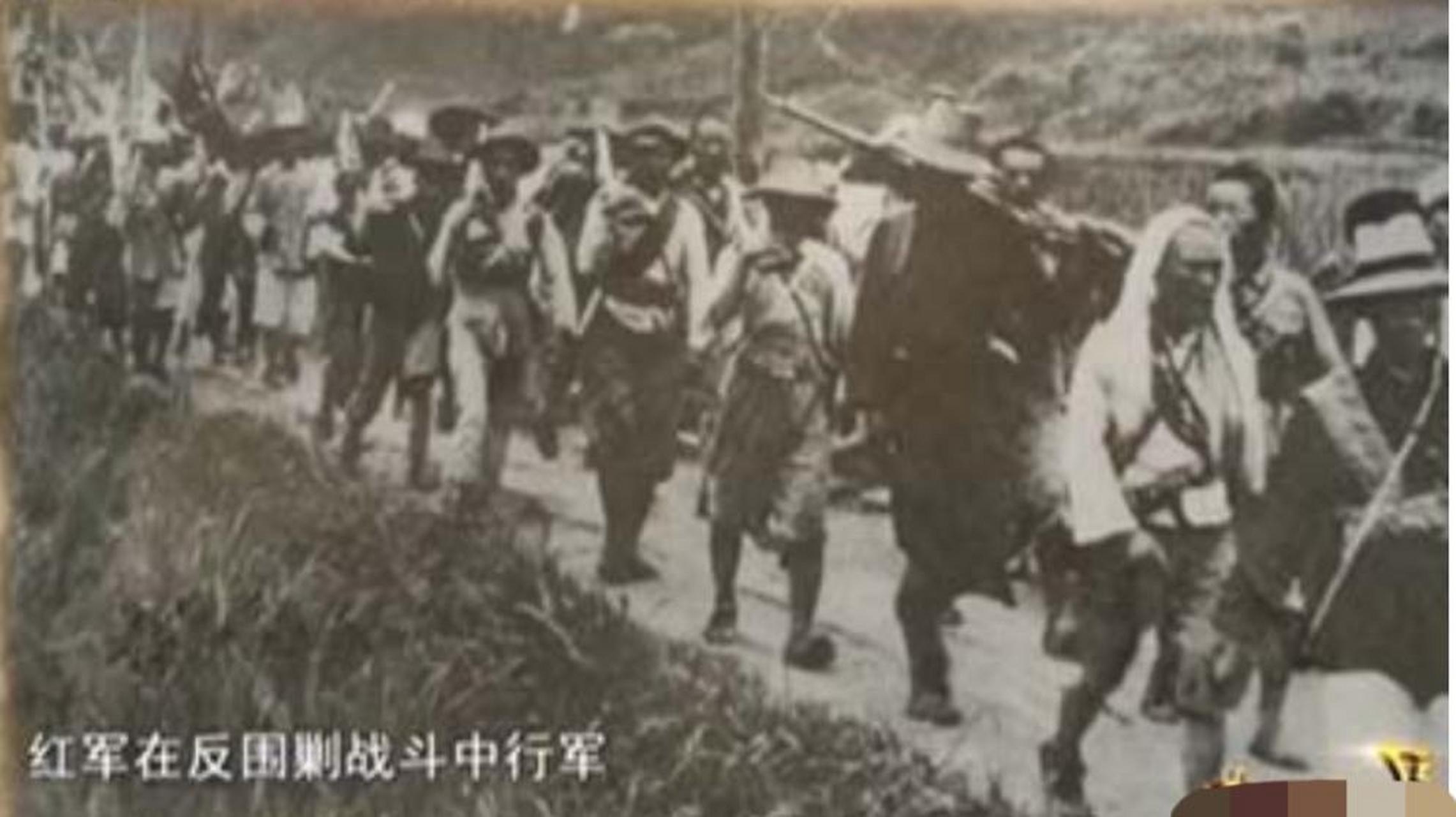 1934年10月,红军在第五次反围剿中失利,这张真实的老照片就是红