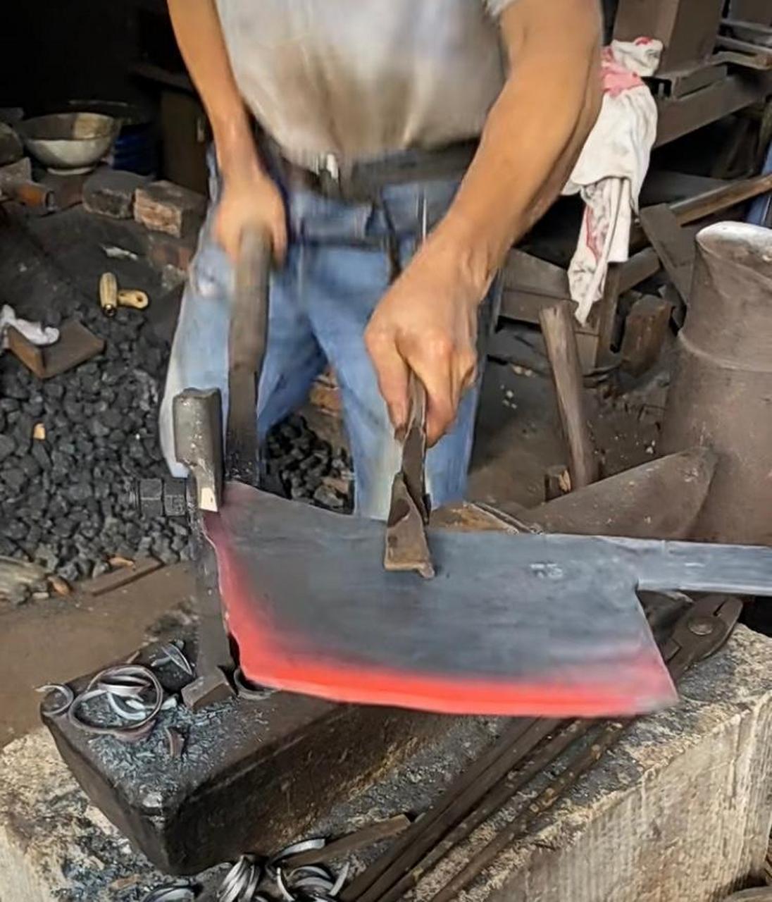 纯手工打造菜刀,现在应该很少见了吧!