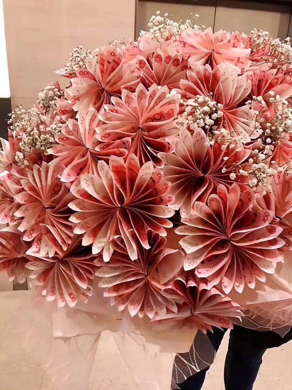 近日,湖南一对父子在花店购买9999元"人民币花束",隔天投诉至中国人民