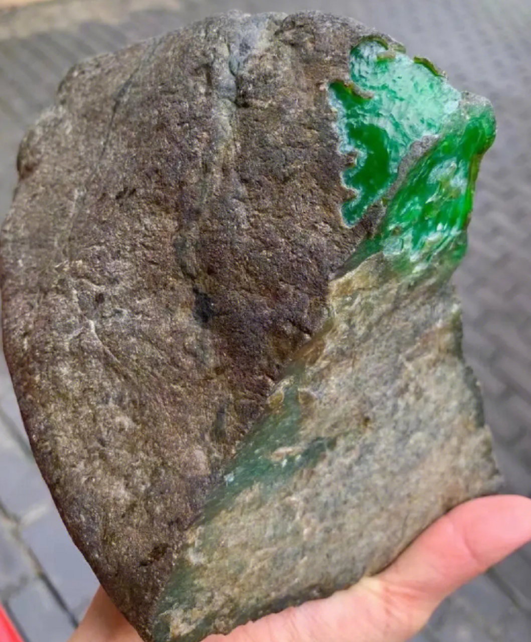 点击头像看直播##翡翠原石#开窗料一般要看种,肉品质,透明度还要看变