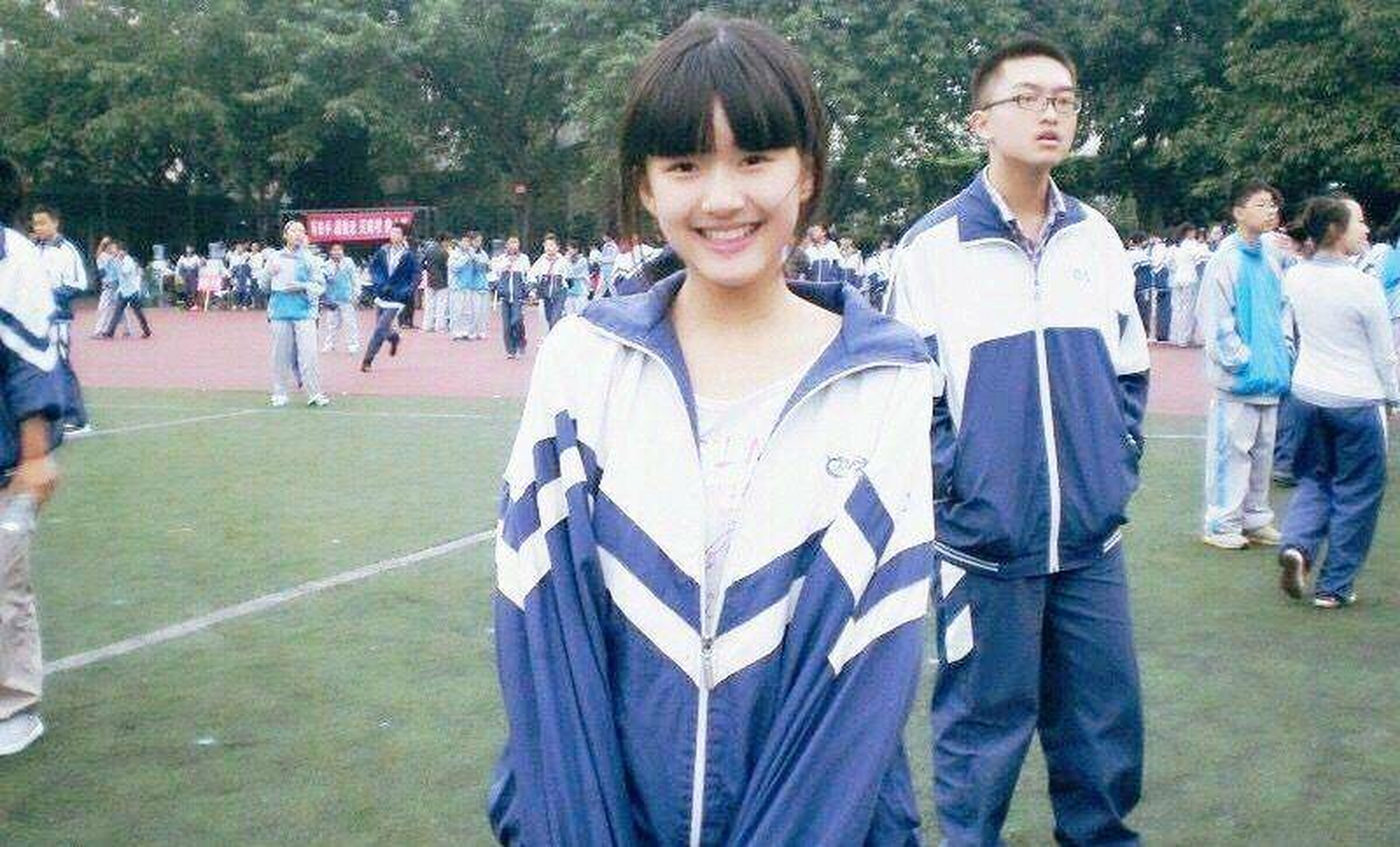 上高中时的赵露思一脸清纯,如今蜕变成了性感女神了