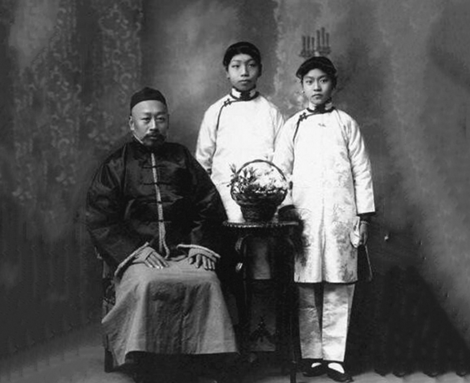 清朝上了色的老照片究竟有多美?老财主新纳的两个美艳小妾.