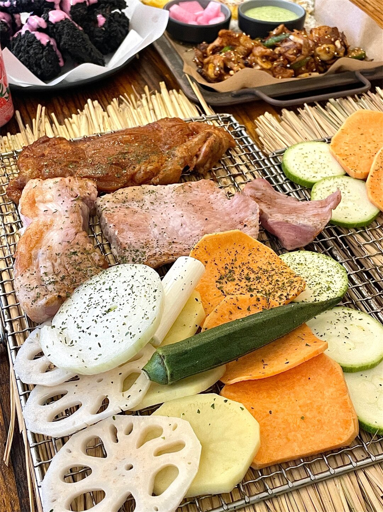 特别是牛横膈膜和猪五花烤出来的肉香四溢蘸上蘸料裹着生菜一口吃