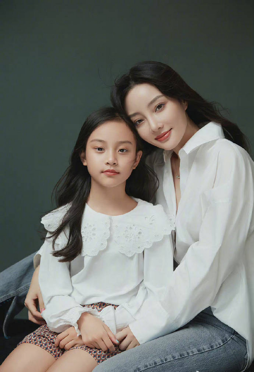 李小璐和甜馨二人的写真,母女二人甜蜜的依靠在一起,甜馨穿吊带连衣裙